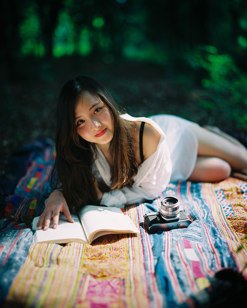偷拍新疆女旱厕妇女撒尿